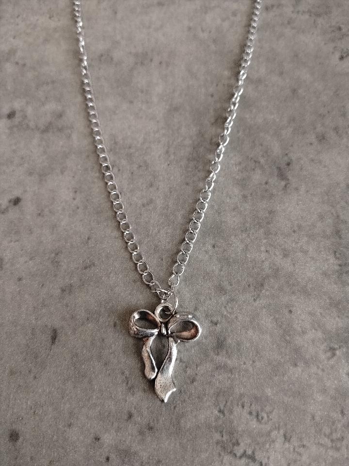 Aura Mini Bow Pendant – A Whisper of Elegance