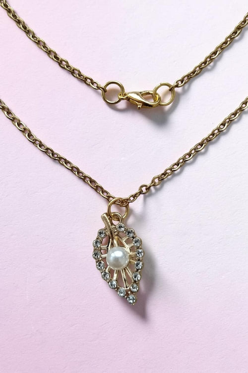 Elegant Gold Leaf Necklace ✨